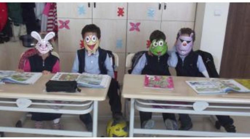 İngilizce Dersinde Maskeli Eğitim Veriliyor