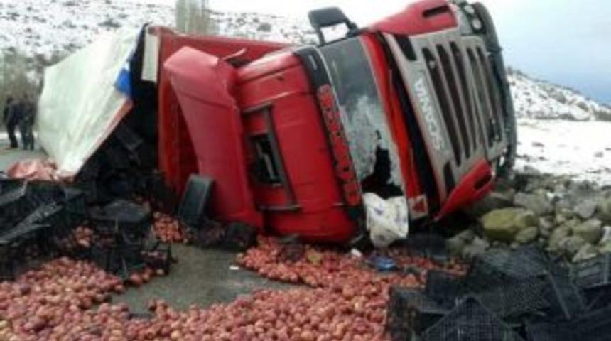 Elma Y&uuml;kl&uuml; Tır Devrildi: 1 Yaralı