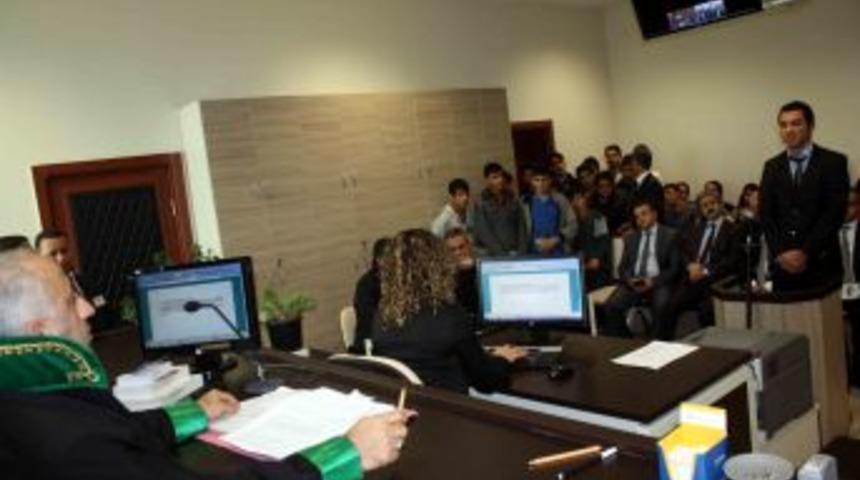 Adliyede Temsili Duruşma Ilgi &Ccedil;ekerken Narkotik K&ouml;peğinin G&ouml;sterisi Nefes Kesti