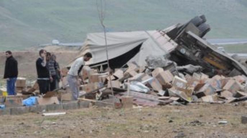 Freni Boşalan Dinamit Y&uuml;kl&uuml; Tır Kaza Yaptı