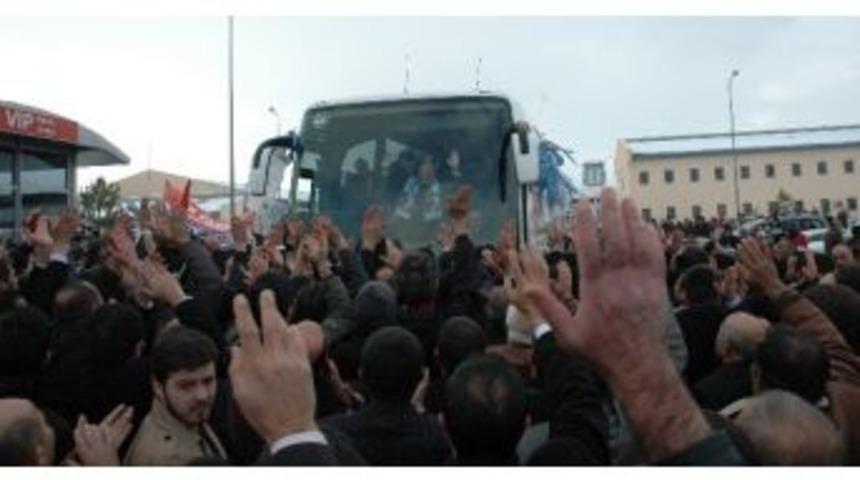 Erzurum B&uuml;y&uuml;kşehir Belediye Başkan Adayını Karşılama T&ouml;reninde İzdiham