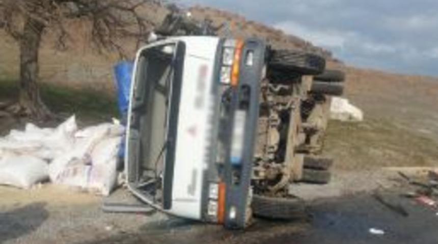 TIR'la, Kamyonet Kafa Kafaya &Ccedil;arpıştı: 1 &Ouml;l&uuml;,4 Yaralı