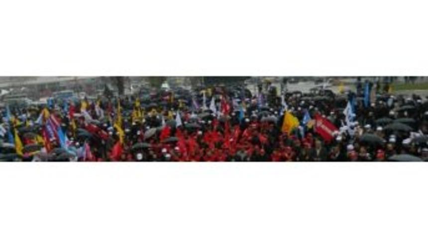 (&ouml;zel Haber) Miting Bahane Şemsiye Satışları Şahane