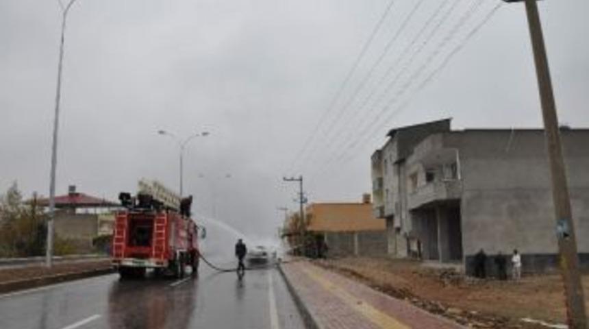 Seyir Halindeki Otomobil Alev Aldı