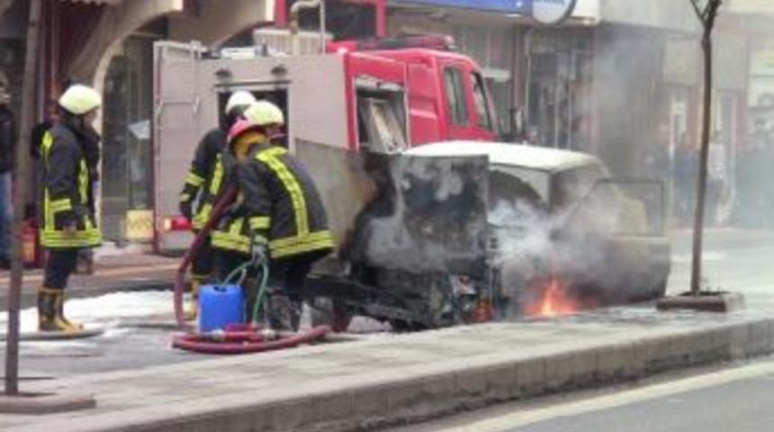 Seyir Halindeki Ara&ccedil; Alev Alev Yandı