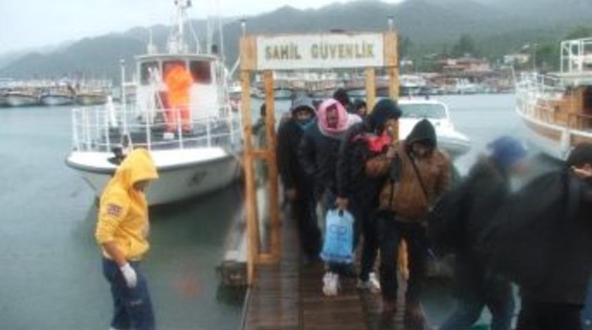 Yarımadada Mahsur Kalan M&uuml;lteciler Sahil G&uuml;venlik Tarafından Kurtarıldı