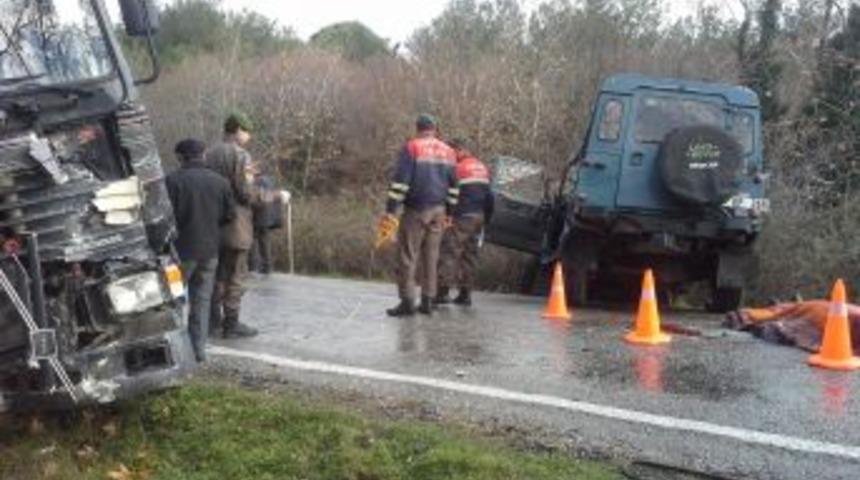 Edremit'te Trafik Kazası: 1 &Ouml;l&uuml;, 2 Yaralı