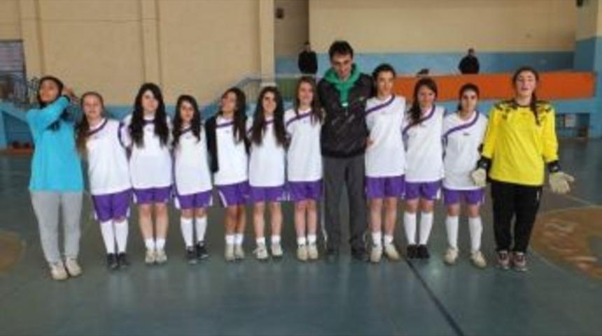 Gen&ccedil; Kızlar Futsal M&uuml;sabakaları Kupa T&ouml;reni