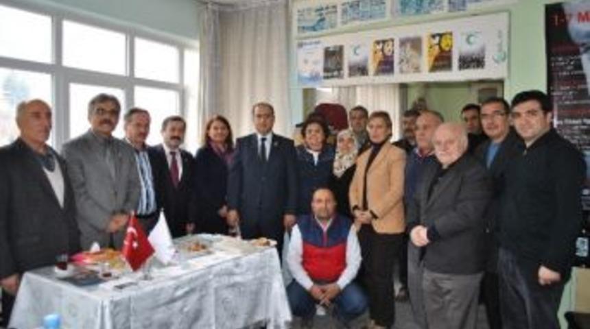 Vali &Ccedil;omaktekin Yeşilay&rsquo;a &Uuml;ye Oldu