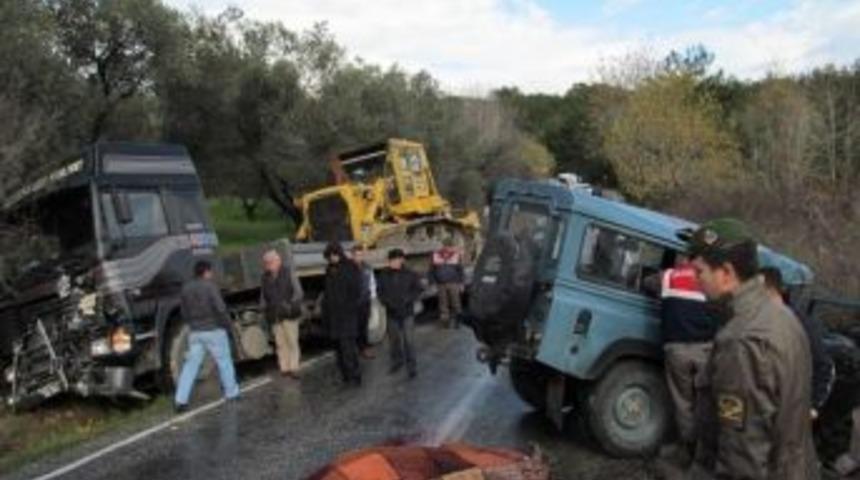 Balıkesir'de Trafik Kazası: 1 &Ouml;l&uuml;, 4 Yaralı
