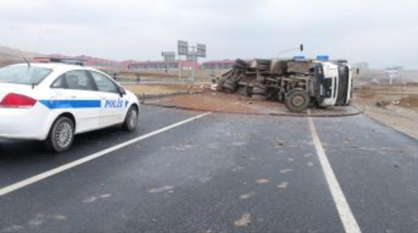 Cizre&rsquo;de Dinamit Y&uuml;kl&uuml; TIR Devrildi