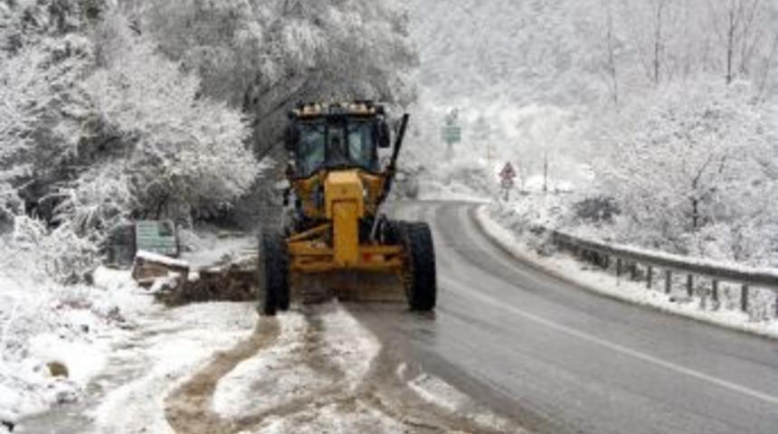 Uludağ&rsquo;a Kar Yağdı Ara&ccedil;lar Yollarda Kaldı