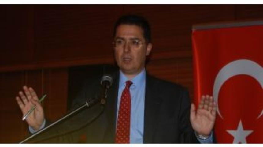 D&uuml;nyaca &Uuml;nl&uuml; Cerrah Prof. Dr. Memet &Ouml;zek: