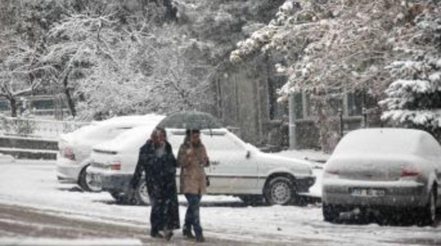 Yılın İlk Karı Simav&rsquo;ı Beyaza B&uuml;r&uuml;d&uuml;