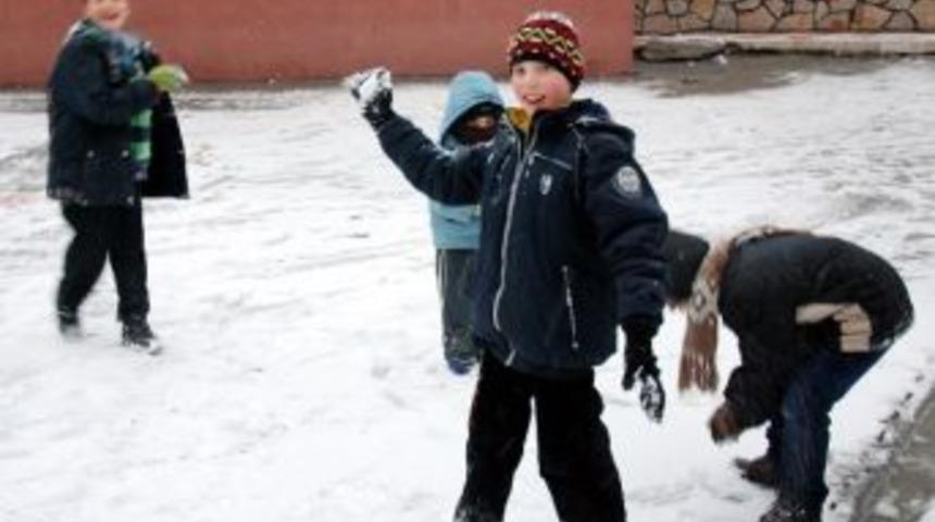 K&uuml;tahya'da &Ccedil;ocukların Kar Sevinci