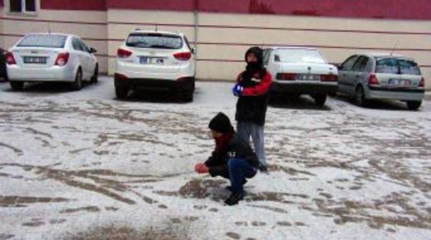 Yozgat&rsquo;ta Yağan Karın Keyfini &Ccedil;ocuklar &Ccedil;ıkardı