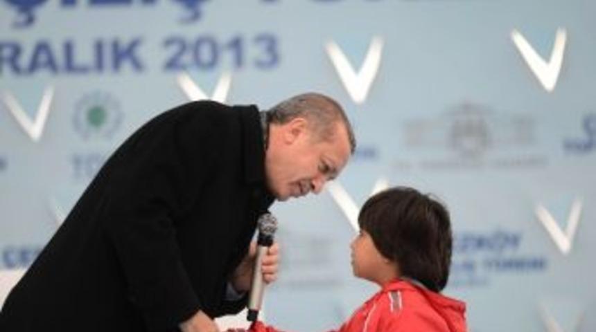 Başbakan Erdoğan'a Çerkezköy Mitinginde Bir Çocuk Türk Bayrağı Verdi