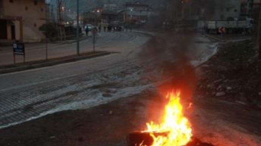 G&ouml;stericiler Van-hakkari Karayolunu Trafiğe Kapattı