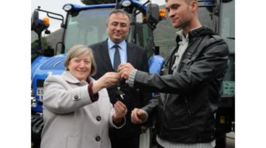 Tıbbi Ve Aromatik &Uuml;r&uuml;n Yetiştirenlere Y&uuml;zde 50 Hibe Desteğiyle Trakt&ouml;r Verildi