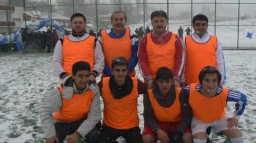 Boz&uuml;y&uuml;k'te Sentetik Futbol Sahası A&ccedil;ıldı