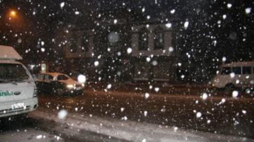 Afyonkarahisar&rsquo;a Yılın İlk Karı Yağdı