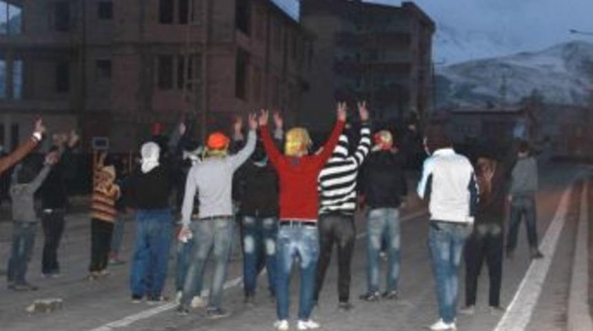 Hakkari&rsquo;de Izinsiz G&ouml;steriler Akşam Da Devam Etti