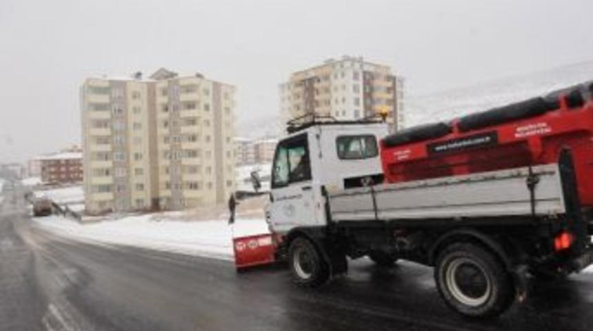 Yolda Kalan Aracın İmdadına Belediye Ekipleri Yetişti