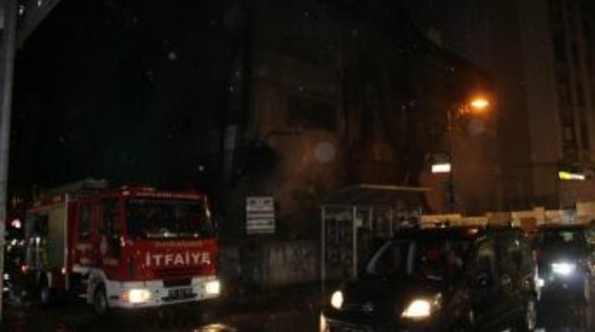 Metruk Binada &Ccedil;ıkan Yangın Korkuttu