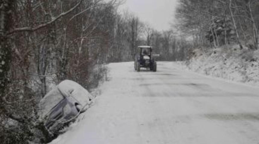 Bolu'da Kar Yağdı, Ara&ccedil;lar Yolda Kaldı