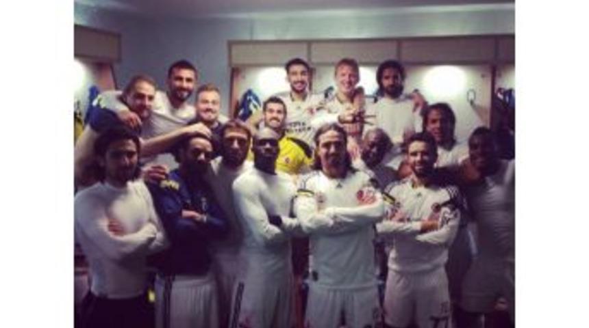 Fenerbahçeli Futbolculardan Galibiyet Pozu