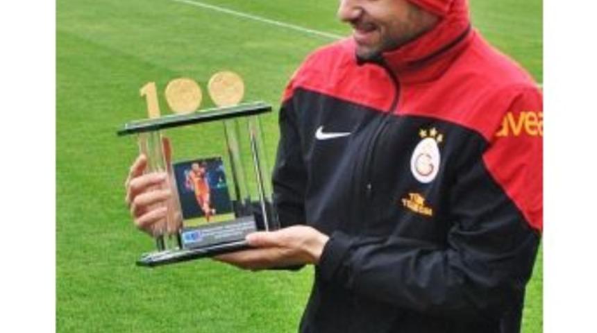 Burak Yılmaz’a 100. Gol Plaketi