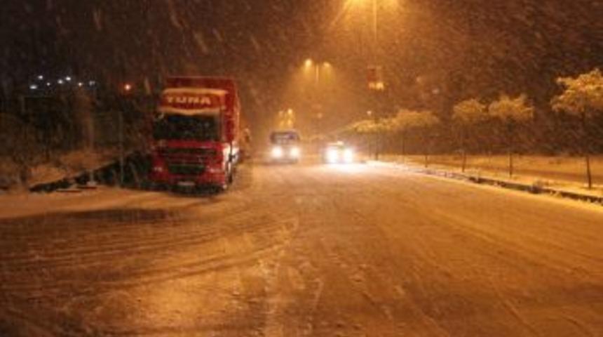 Zonguldak Yolunda K&uuml;&ccedil;&uuml;k Ara&ccedil;ların Ge&ccedil;işine Zincirsiz Izin Verilmiyor