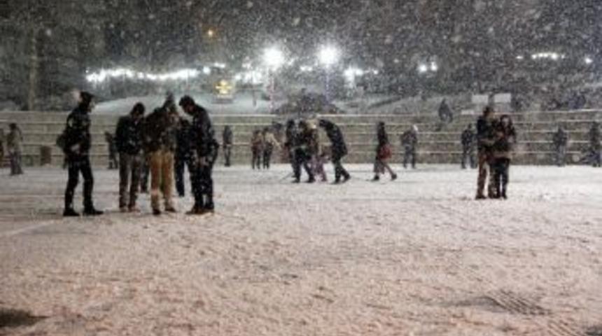 Karab&uuml;k&rsquo;te Kar Yağışı Etkili Oluyor