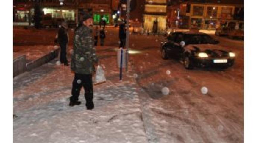 Yozgat&rsquo;ta Kar Yağışı S&uuml;r&uuml;c&uuml;lere Zor Anlar Yaşattı