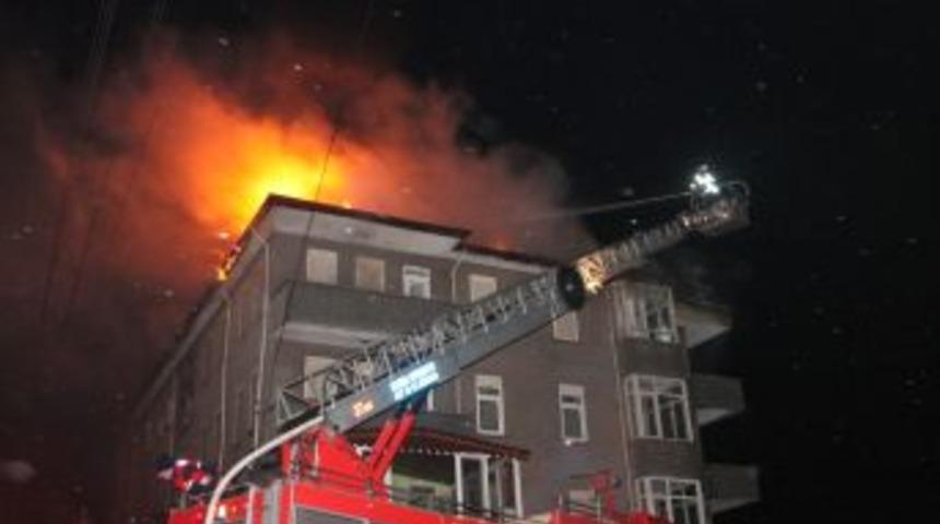 Zonguldak'ta Yıldırımın D&uuml;şt&uuml;ğ&uuml; &Ccedil;atı Alev Alev Yandı