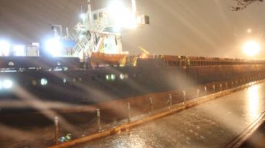 Zonguldak'ta Kuru Y&uuml;k Gemisi Karaya Oturdu