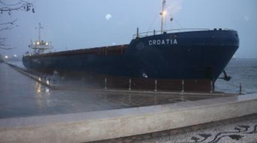 Karaya Oturan Gemi Kurtarılmayı Bekliyor