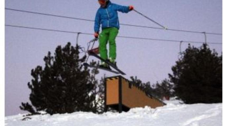 Akrobatik Hareket Yapan Milli Kayak&ccedil;ı Yere &Ccedil;akıldı