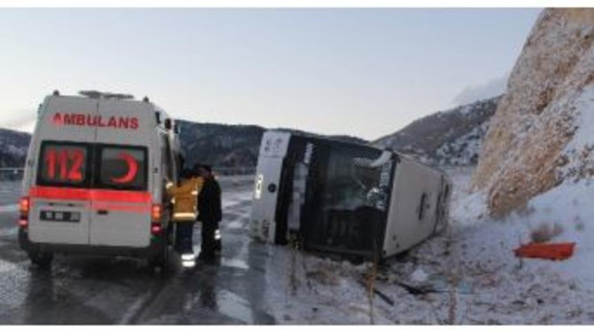 Cenazeye Giden Otob&uuml;s Devrildi: 1 &Ouml;l&uuml;, 45 Yaralı