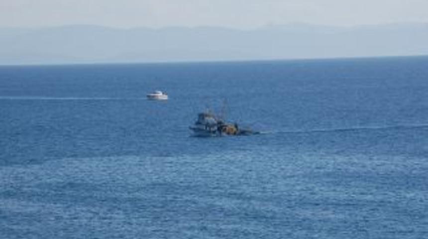 Didim'de denize d&uuml;şen balık&ccedil;ı suda kayboldu