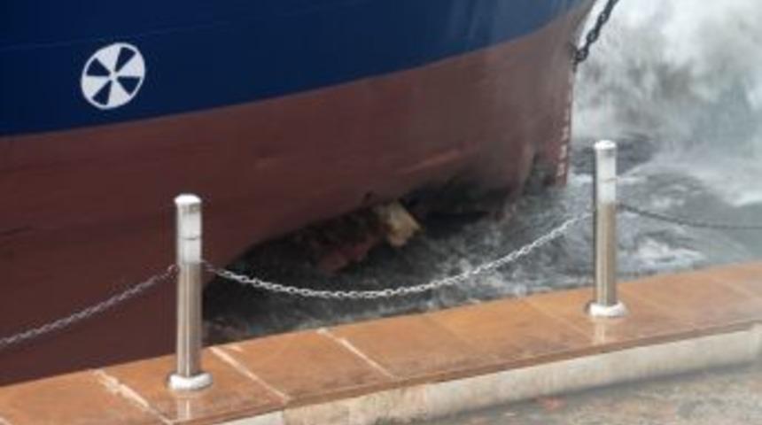 &Ouml;n Kısmından Yara Alan Gemi Su Almaya Başladı