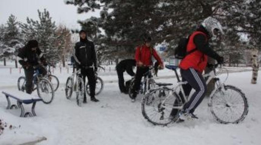 Kar Yağışı Erzurum&rsquo;u Beyaz &Ouml;rt&uuml;ye B&uuml;r&uuml;nd&uuml;rd&uuml;