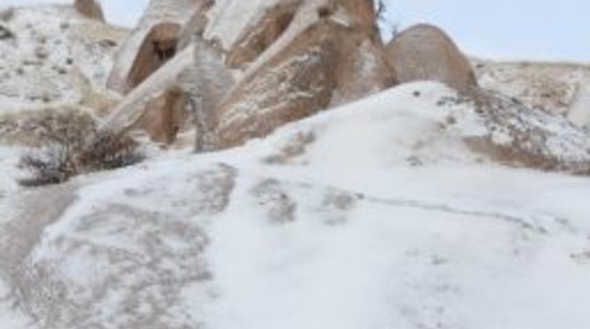 Kapadokya&rsquo;da Peribacaları Beyaz Gelinliklerini Giydi