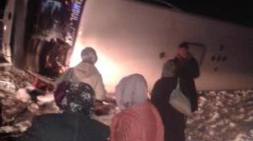 &Ccedil;orum'da Otob&uuml;s Devrildi: 1 &Ouml;l&uuml;, 45 Yaralı