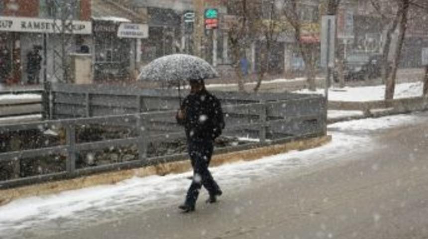 Y&uuml;ksekova&rsquo;da Kar Yağışı