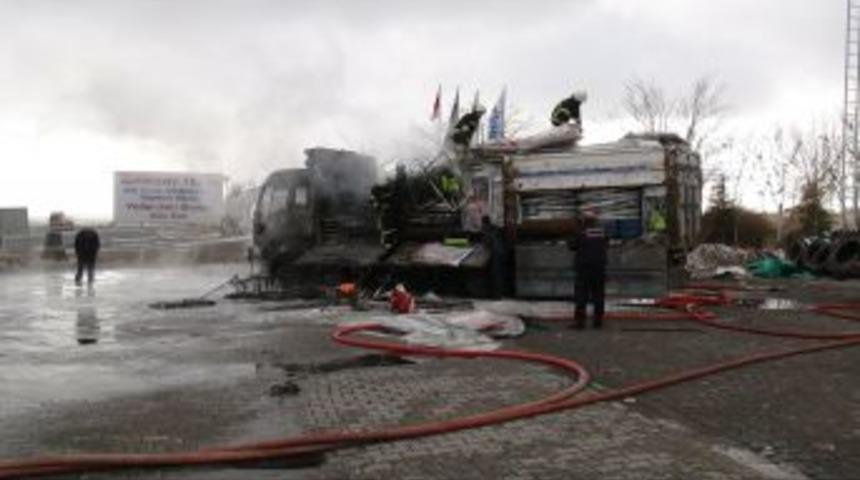 Kamyon Yandı, S&uuml;r&uuml;c&uuml;ler Yaralandı