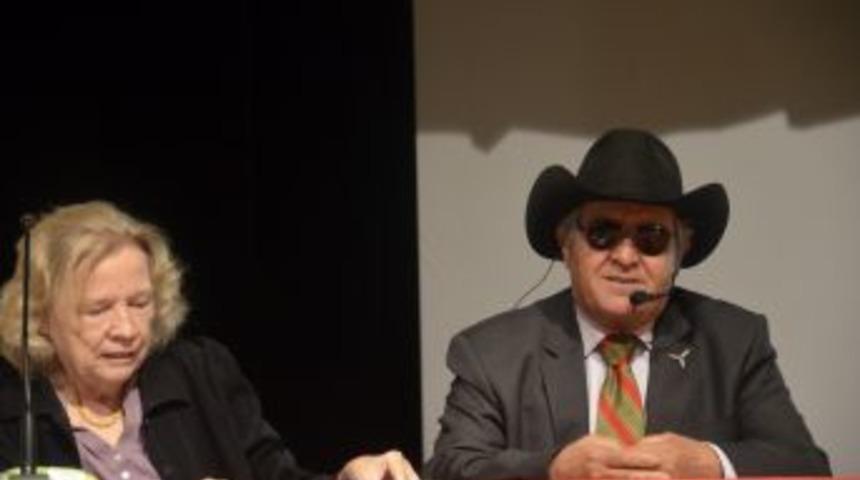 G&ouml;zleri G&ouml;rmeyen Ressam, Nesneleri Dokunarak &Ccedil;iziyor