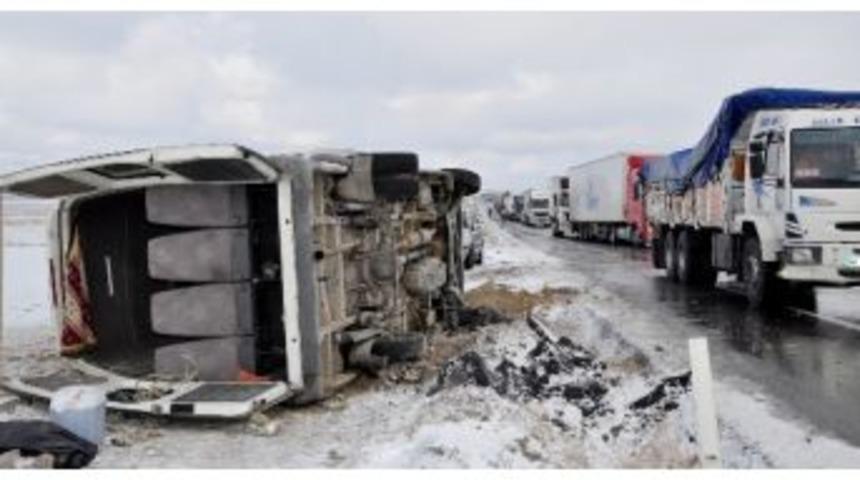 Aksaray&rsquo;da Kar Trafik Kazalarıyla Geldi: 1 &Ouml;l&uuml;, 8 Yaralı