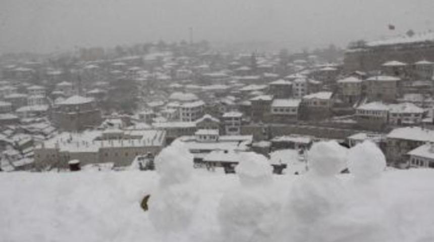 Safranbolu Evleri Beyaz Gelinliğini Giydi