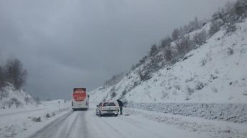 Kara Hazırlıksız Yakalanan S&uuml;r&uuml;c&uuml;ler Yollarda Kaldı